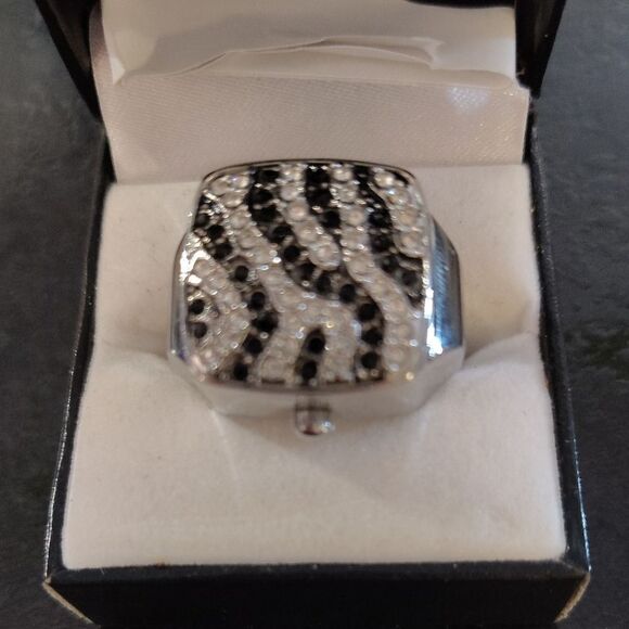 Elegant Silver and Black Zebra Pattern Ring - Picture 1 of 4